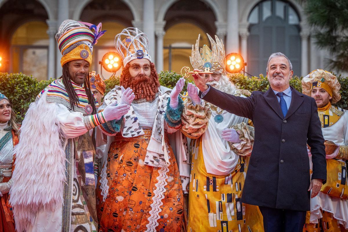 Barcelona 05/01/2026 Barcelona. Llegada de los reyes magos al puerto de Barcelona. Recibimiento institucional por parte del alcalde Jaume Collboni. AUTOR: MANU MITRU