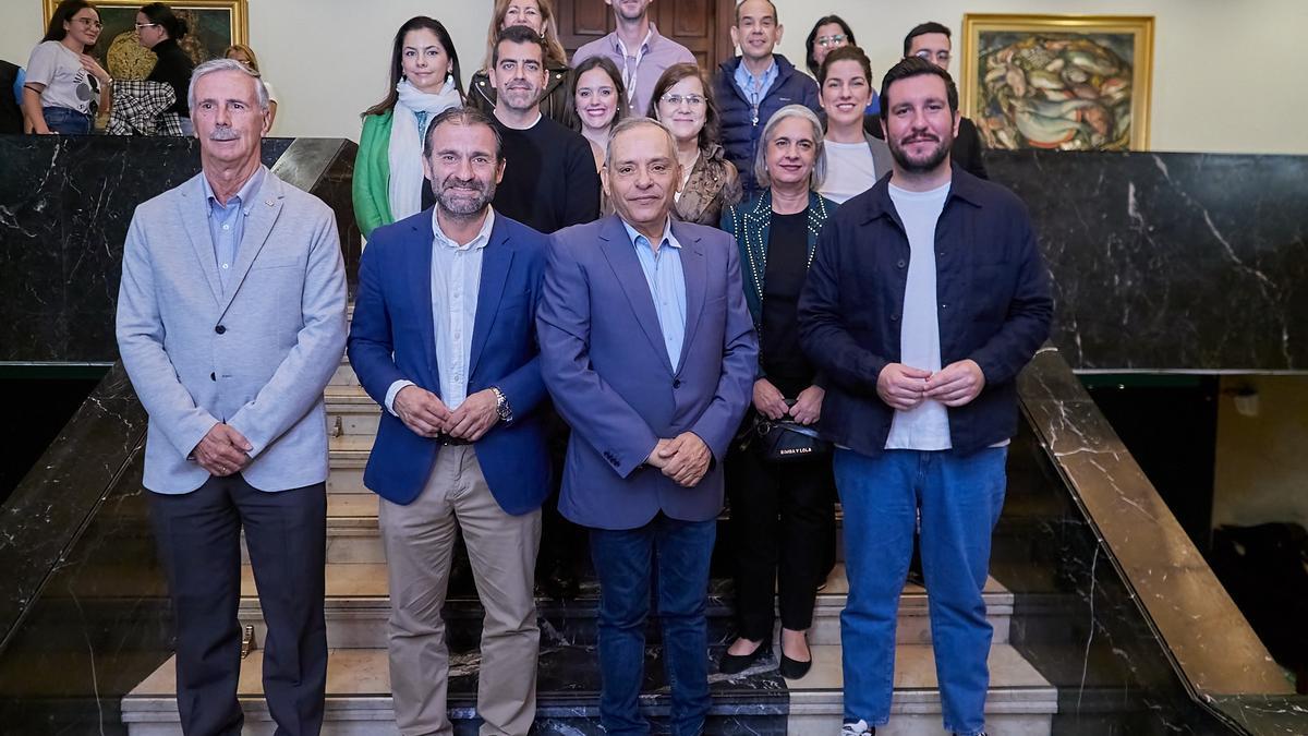 Foto de grupo de organizadores del evento ‘Atrapando Talento’ y autoridades, ayer en el Cabildo de Tenerife.