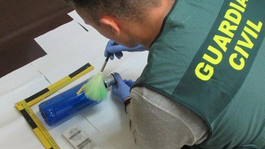 Uno de los investigadores en busca de huellas. // Guardia Civil