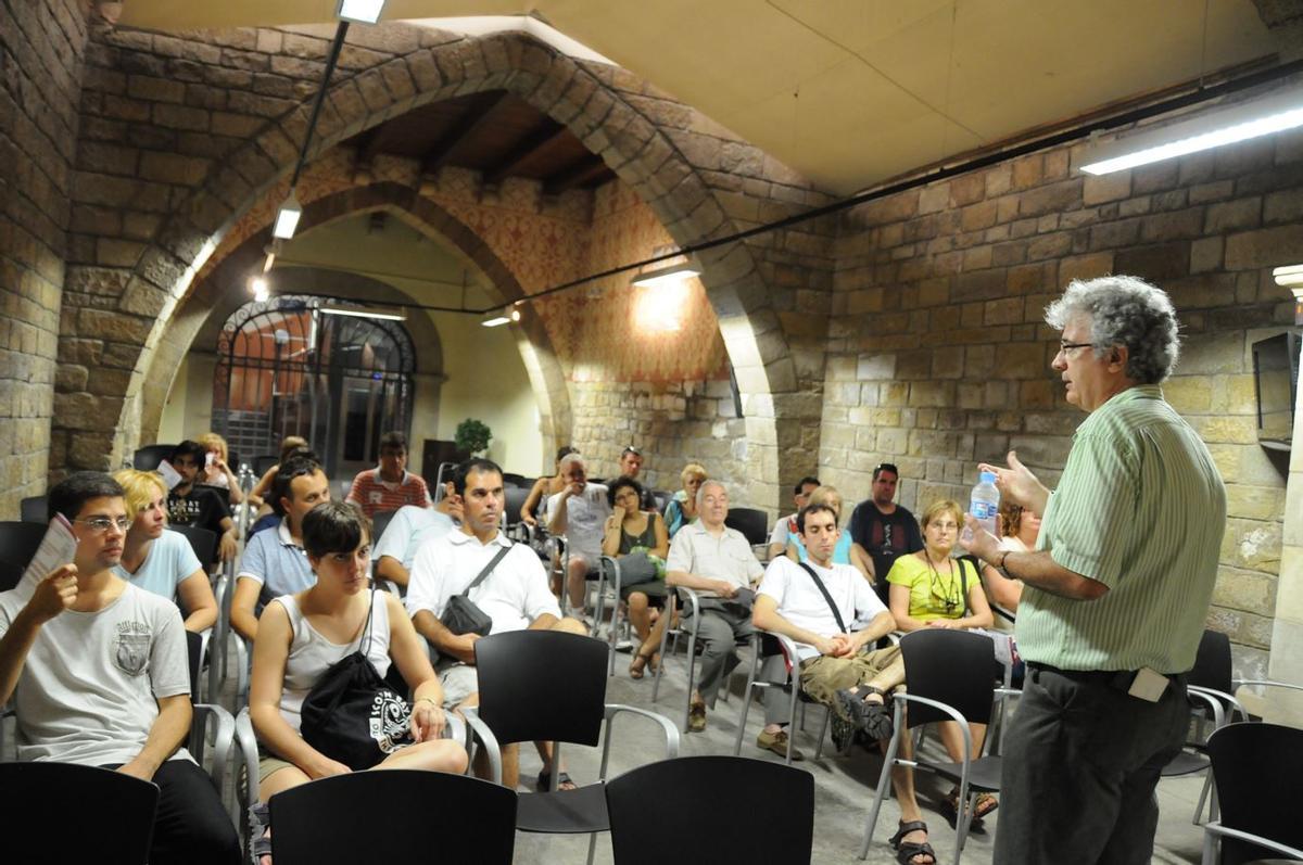 Marc Torras fent de guiada als hospitals medievals dins de les Visites a la Manresa Desconeguda, el 2010