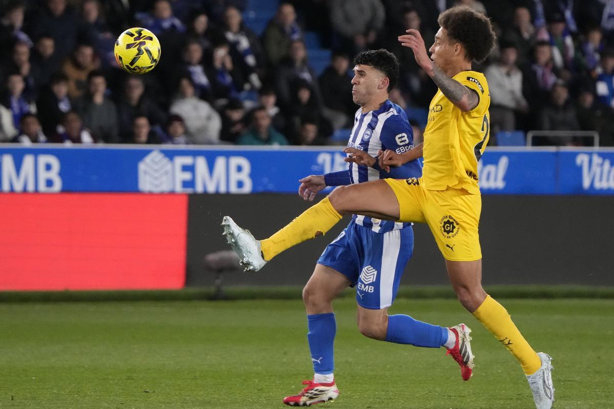 Vitoria, 23/02/2026.- El centrocampista del Girona Axel Witsel (d) disputa un balón con el centrocampista del Alavés Carles Aleñá (i) durante el encuentro correspondiente a la jornada 25 de Laliga EA Sports que Deportivo Alavés y Girona FC disputan este lunes en el estadio de Mendizorroza, en Vitoria. EFE/ Adrián Ruiz Hierro Vitoria, 23/02/2026.- El centrocampista del Girona Axel Witsel (d) disputa un balón con el centrocampista del Alavés Carles Aleñá (i) durante el encuentro correspondiente a la jornada 25 de Laliga EA Sports que Deportivo Alavés y Girona FC disputan este lunes en el estadio de Mendizorroza, en Vitoria. EFE/ Adrián Ruiz Hierro