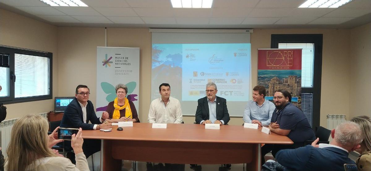 El rector de la Universidad de Zaragoza, José Antonio Mayoral, y el alcalde de Loarre, durante la presentación de este jueves.