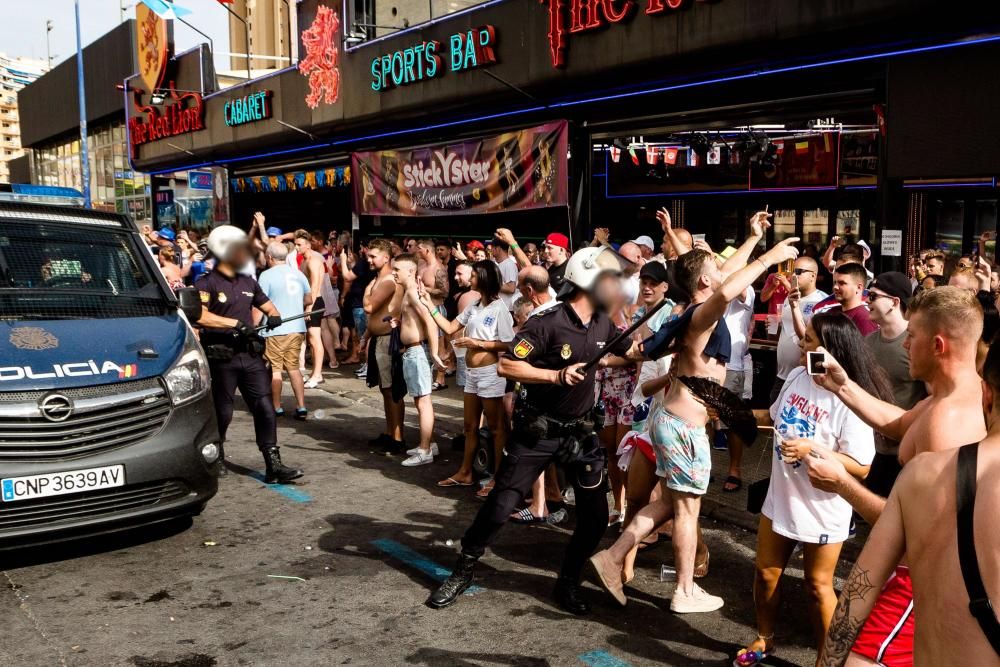 El pase de Inglaterra a semifinales del Mundial de Rusia provoca la euforia de los hinchas ingleses que han tenido que ser desalojados de los locales.