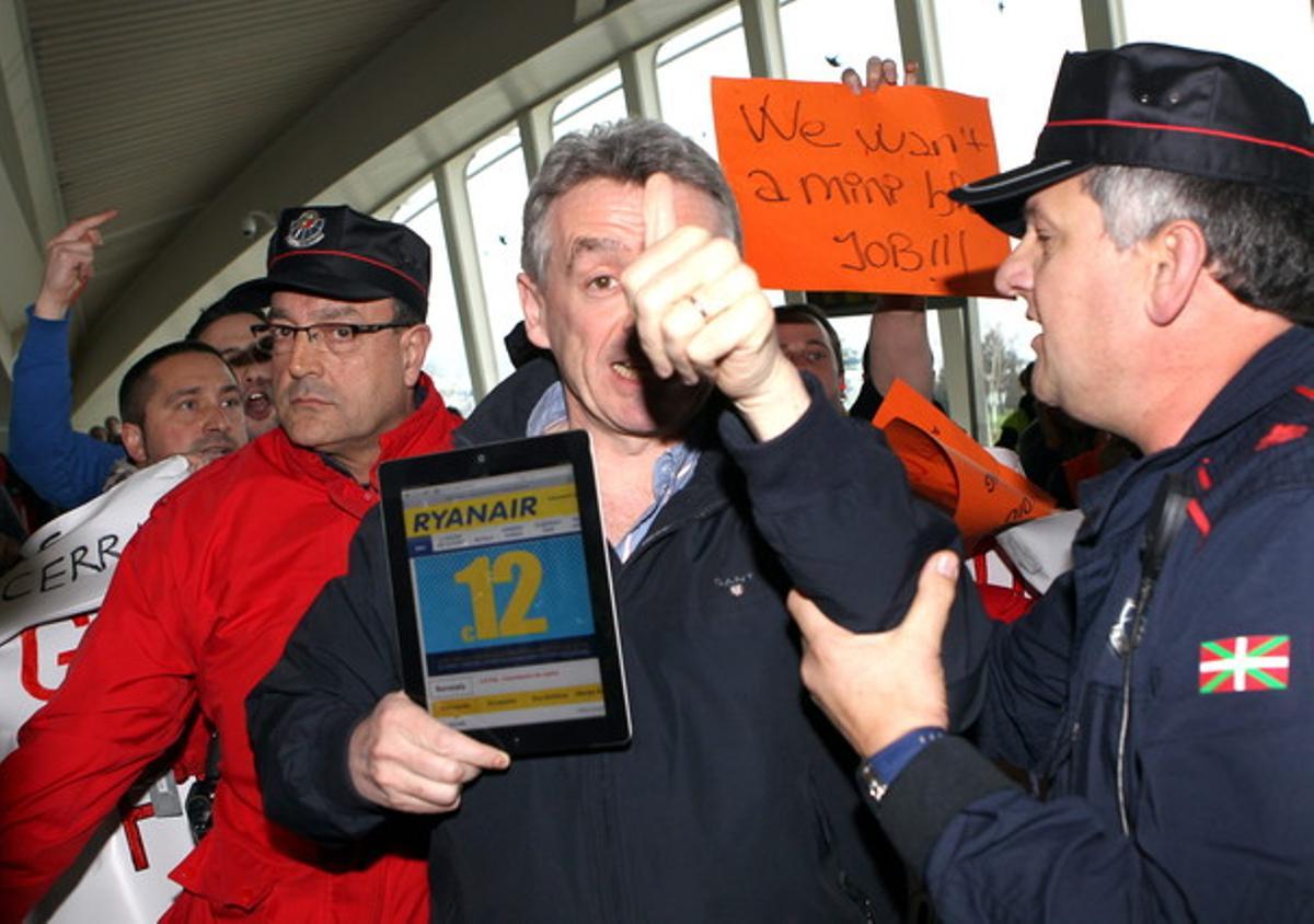 El president de la companyia aèria de baix cost Ryanair, Michael O’Leary, és escortat per l’Ertzaintza al final de la roda de premsa oferta a Bilbao.