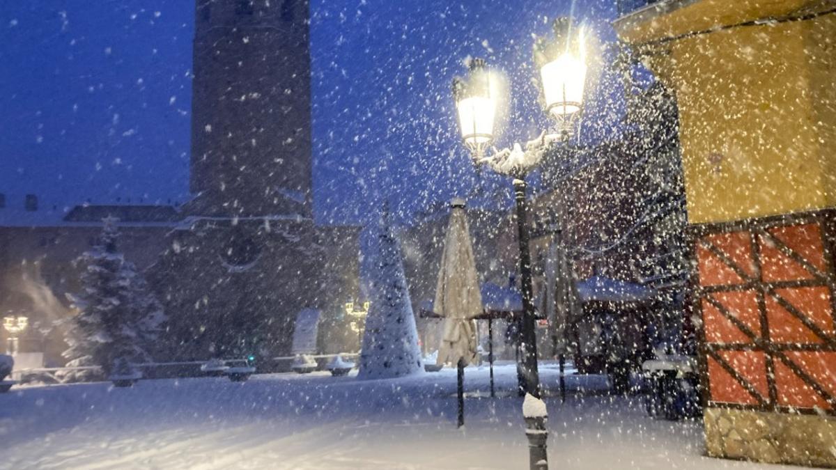 La neu cau al centre de Puigcerdà de matinada
