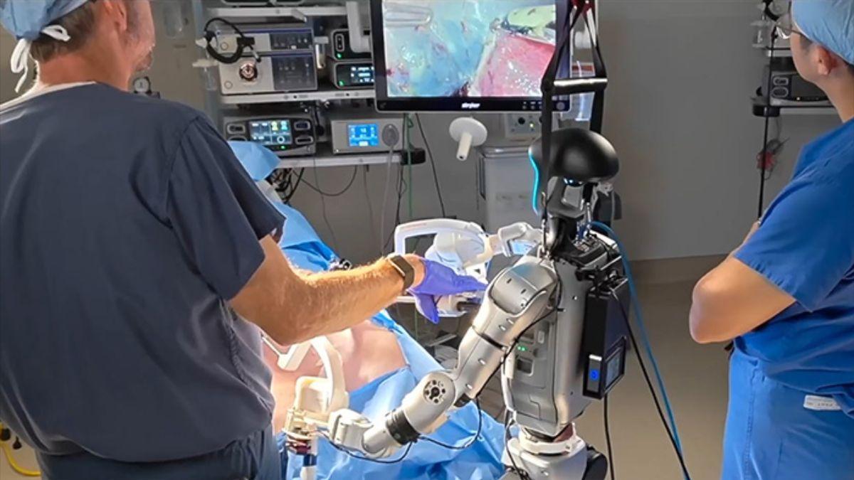 robots humanoides teleoperados realizan una cirugía en vivo