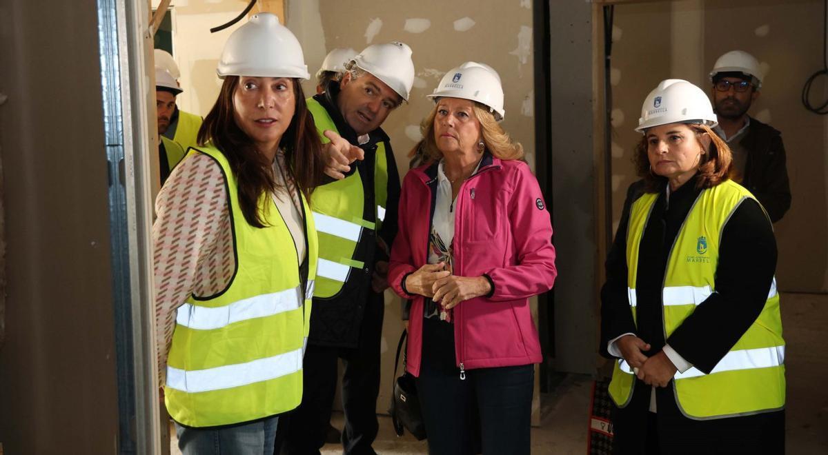 La consejera andaluza Loles León y la alcaldesa, ayer, en la visita a las obras de la residencia de mayores.