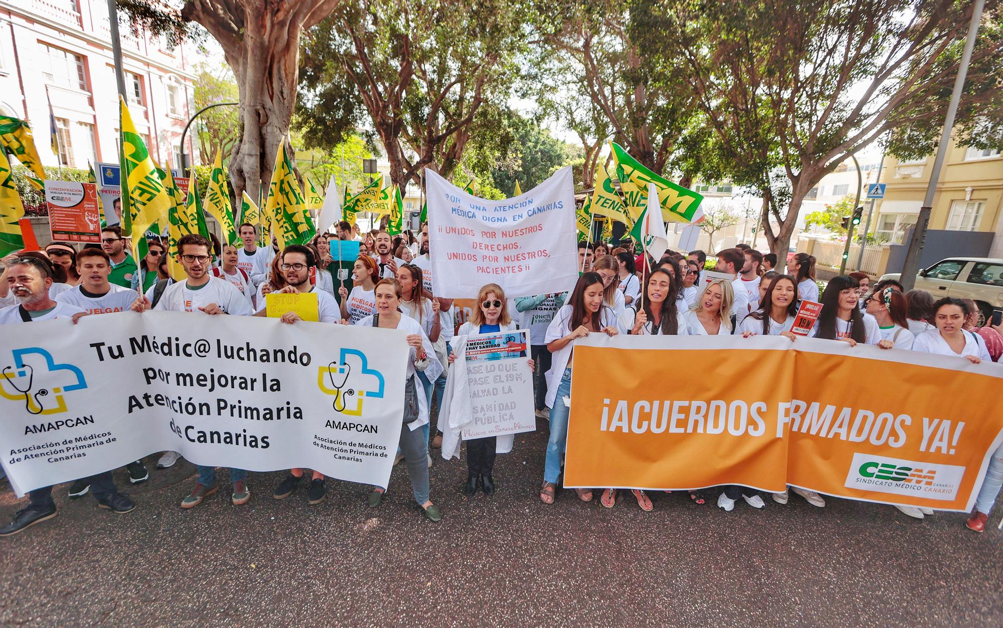 Primera jornada de huelga de médicos en Canarias. Manifestación en el exterior de la sede de la Consejería de Sanidad.