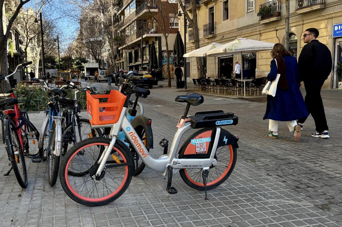 Ejemplo de bicicleta casi bien aparcada, en el eje verde de Consell de Cent