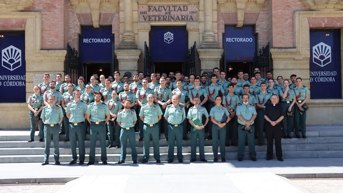 Los alumnos de la Academia de Oficiales de la Guardia Civil ante las puertas del rectorado de la Universidad de Córdoba.