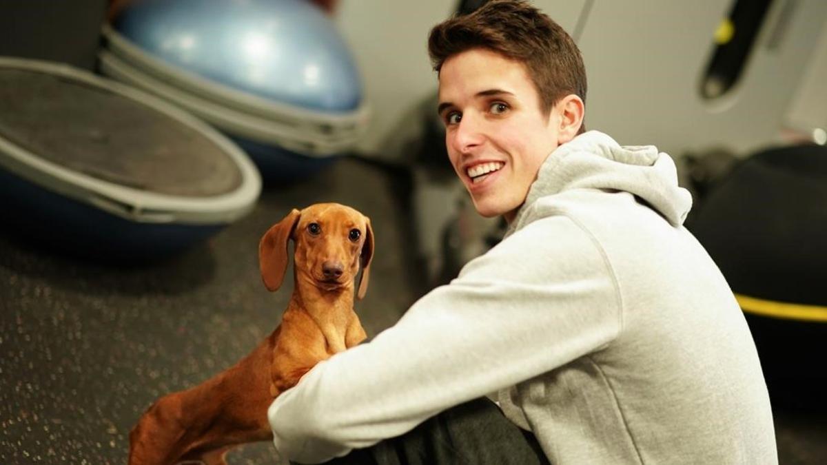 Alex Márquez, con uno de sus perros, en su gimnasio de Cervera (Lleida).