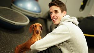 Alex Márquez, con uno de sus perros, en su gimnasio de Cervera (Lleida). 