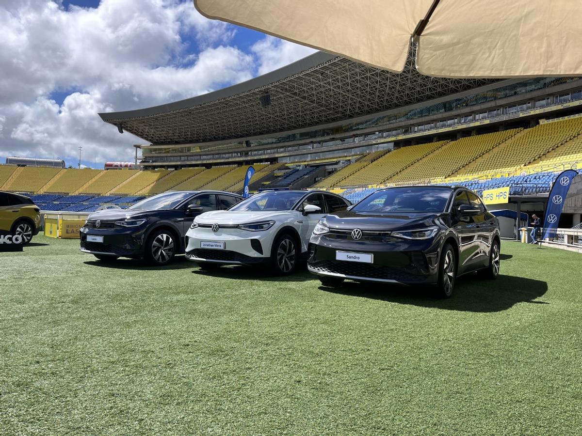 Parte de la flota de vehículos de Domingo Alonso, esta mañana en el estadio.