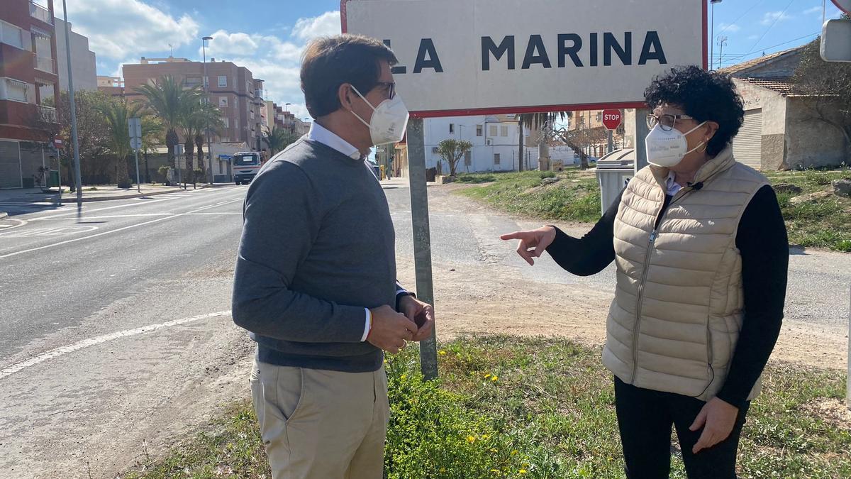 Los dos concejales del PP, en la pedanía de La Marina, en Elche