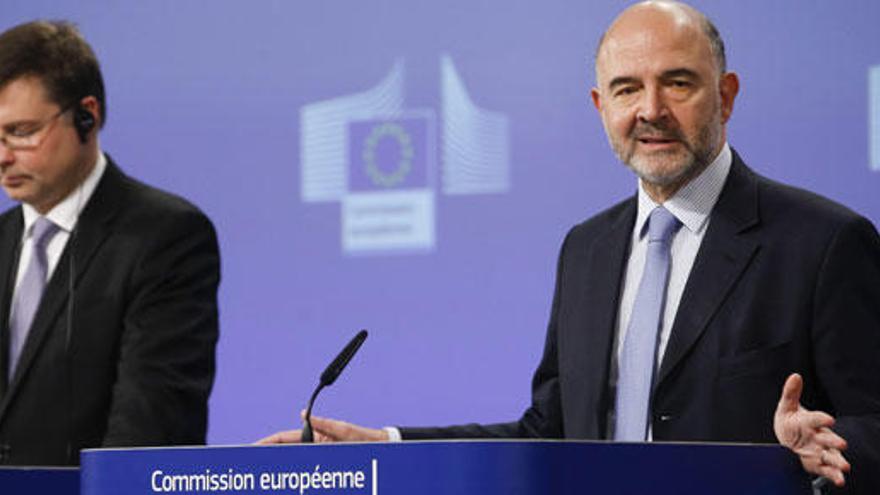 Dombrovskis (izda.) y Moscovici, en su rueda de prensa.
