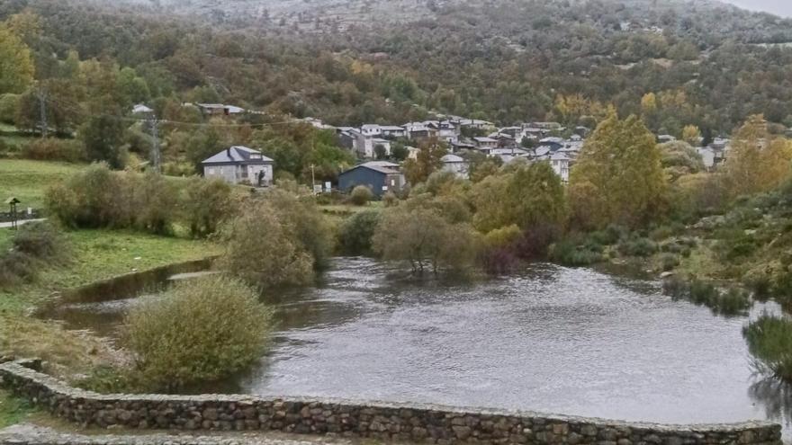 Caen los primeros copos de nieve en este pueblo de Zamora