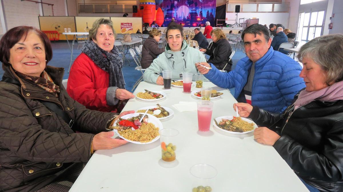 La organización dispuso mesas para el almuerzo en el interior del pabellón