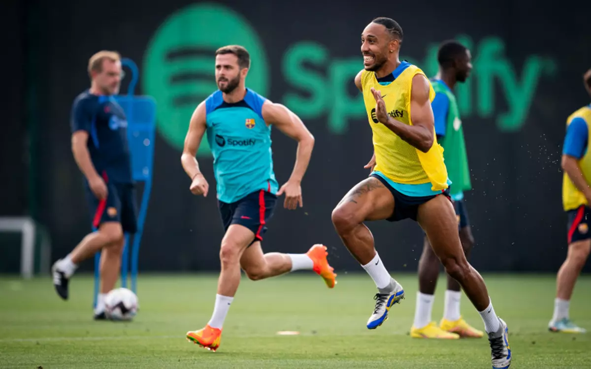 Pjanic y Aubameyang, en el entrenamiento del Barça en la ciudad deportiva de Sant Joan Despí.