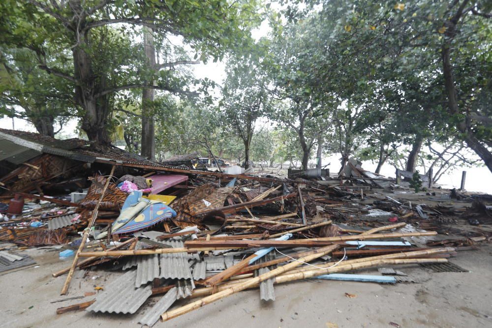 Tsunami amb desenes de víctimes a Indonèsia