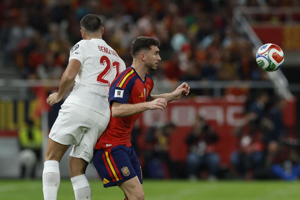 SEVILLA, 18/11/2025.- El defensa de la selección española, Aymeric Laporte (d) disputa un balón con el delantero de Turquía Deniz Gül (i) durante el encuentro correspondiente a la fase de clasificación para el Mundial 2026 que disputan hoy martes España y Turquía en el estadio de La Cartuja, en Sevilla. EFE/Julio Muñoz
