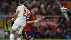 SEVILLA, 18/11/2025.- El defensa de la selección española, Aymeric Laporte (d) disputa un balón con el delantero de Turquía Deniz Gül (i) durante el encuentro correspondiente a la fase de clasificación para el Mundial 2026 que disputan hoy martes España y Turquía en el estadio de La Cartuja, en Sevilla. EFE/Julio Muñoz