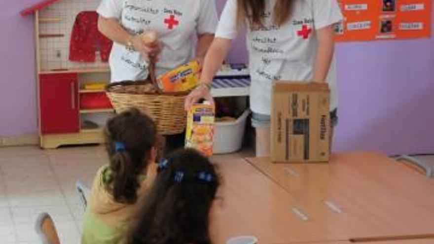 Dues nenes participants en una activitat de la Creu Roja.