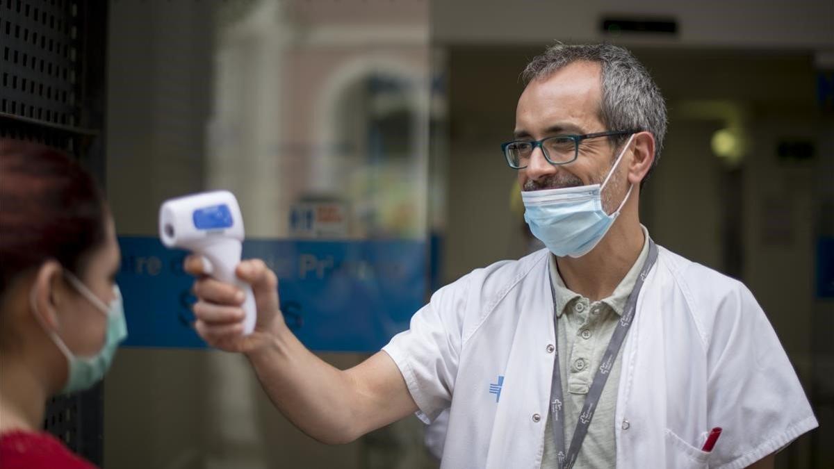 José López, administrativo responsable del triaje de pacientes en el CAP Sants.