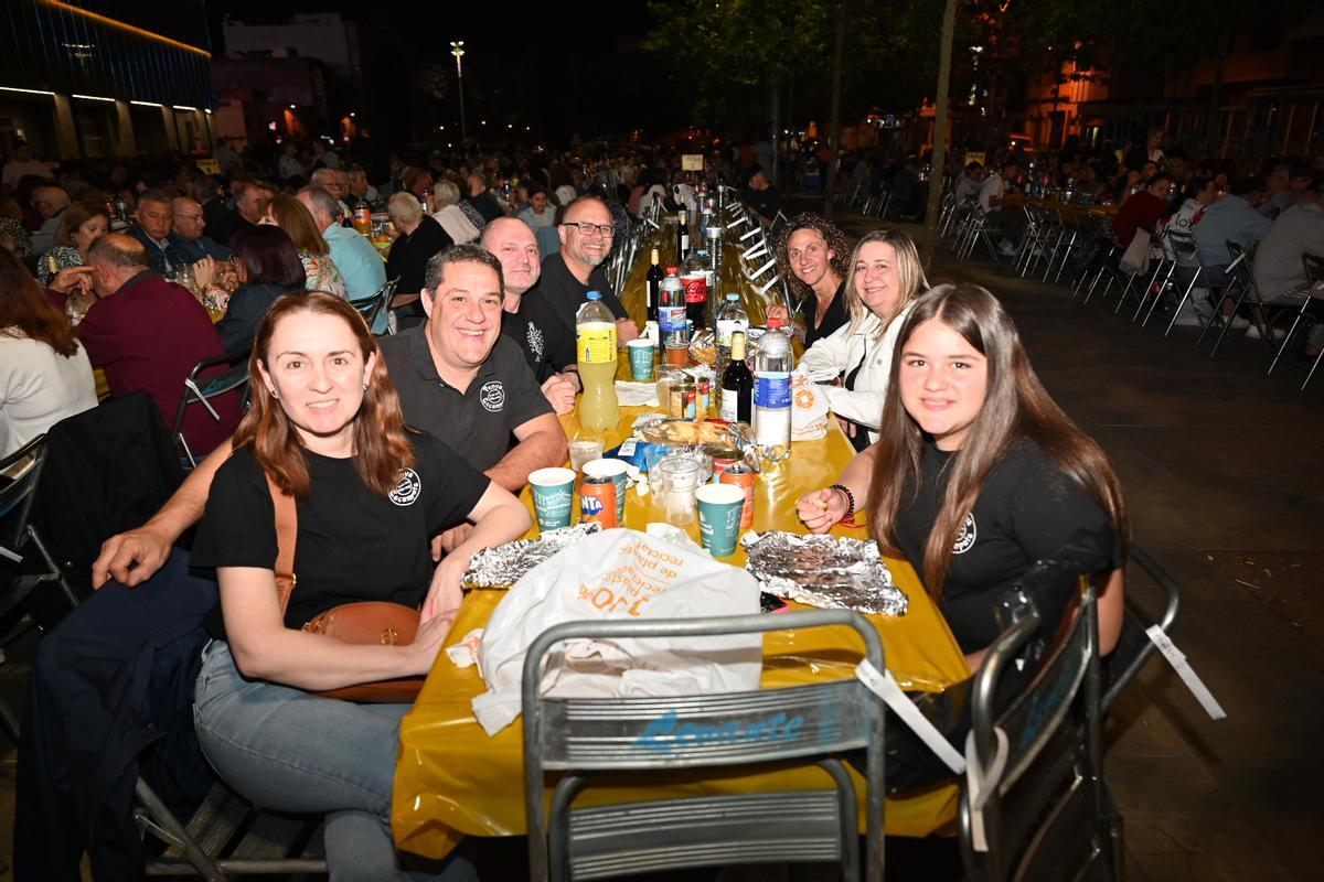 Fotogalería I La plaza del Estadio de la Cerámica, a rebosar en la macrocena de veinos de Sant Pasqual Fotogalería I La plaza del Estadio de la Cerámica, a rebosar en la macrocena de veinos de Sant Pasqual