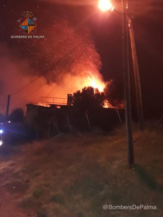 Devastador incendio en una 'possessió' abandonada de Can Pastilla