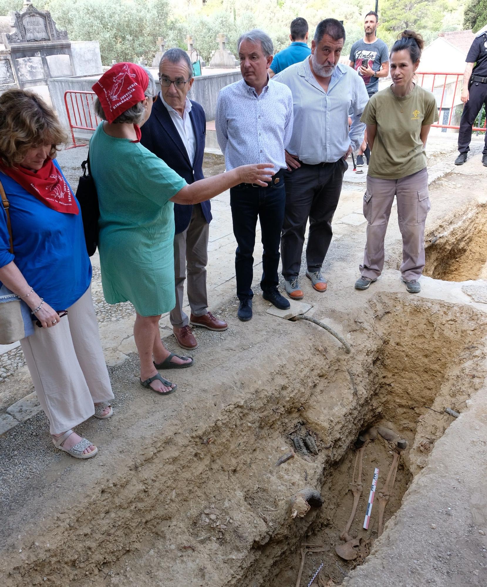 Localizan los restos de dos víctimas en la exhumación del cementerio de Selva