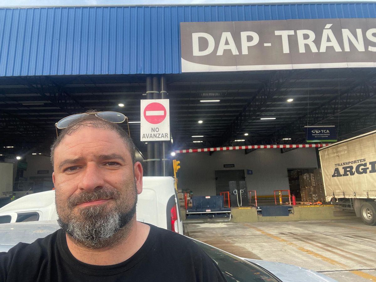 Alejandro Blanco a las puertas de la terminal aduanera en Buenos Aires.