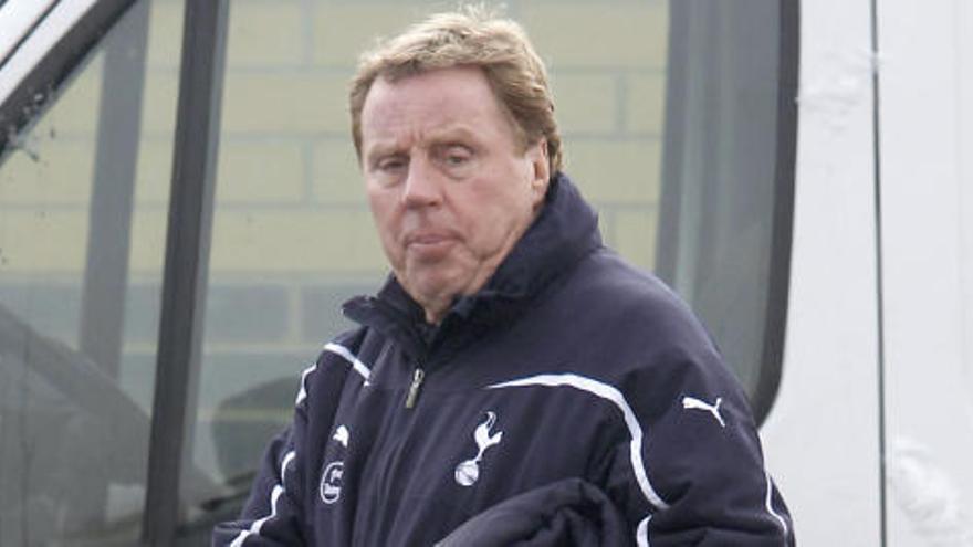 Redknapp junto a un vehículo.