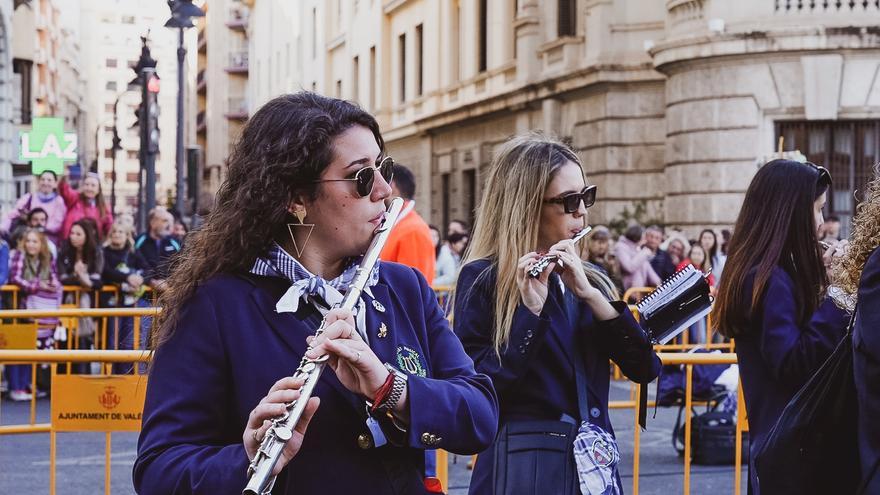 Un fenomen universal: una societat musical alemanya i  una del Cabanyal desfilen juntes a l&#039;Ofrena