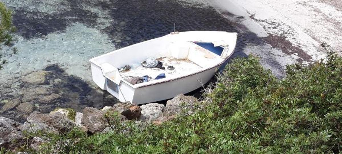 Flüchtlingsboot amim Juni in der Cala Barca Trencada