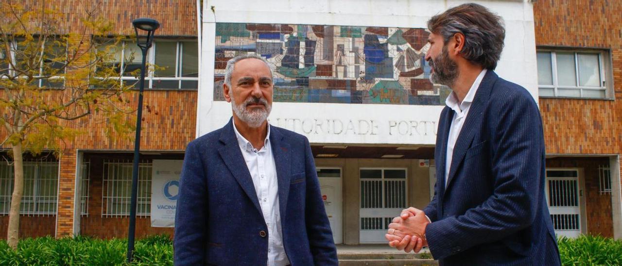 El presidente del Puerto, Cores Tourís, y el alcalde de Vilagarcía, Alberto Varela, frente al edificio de la Comandancia.