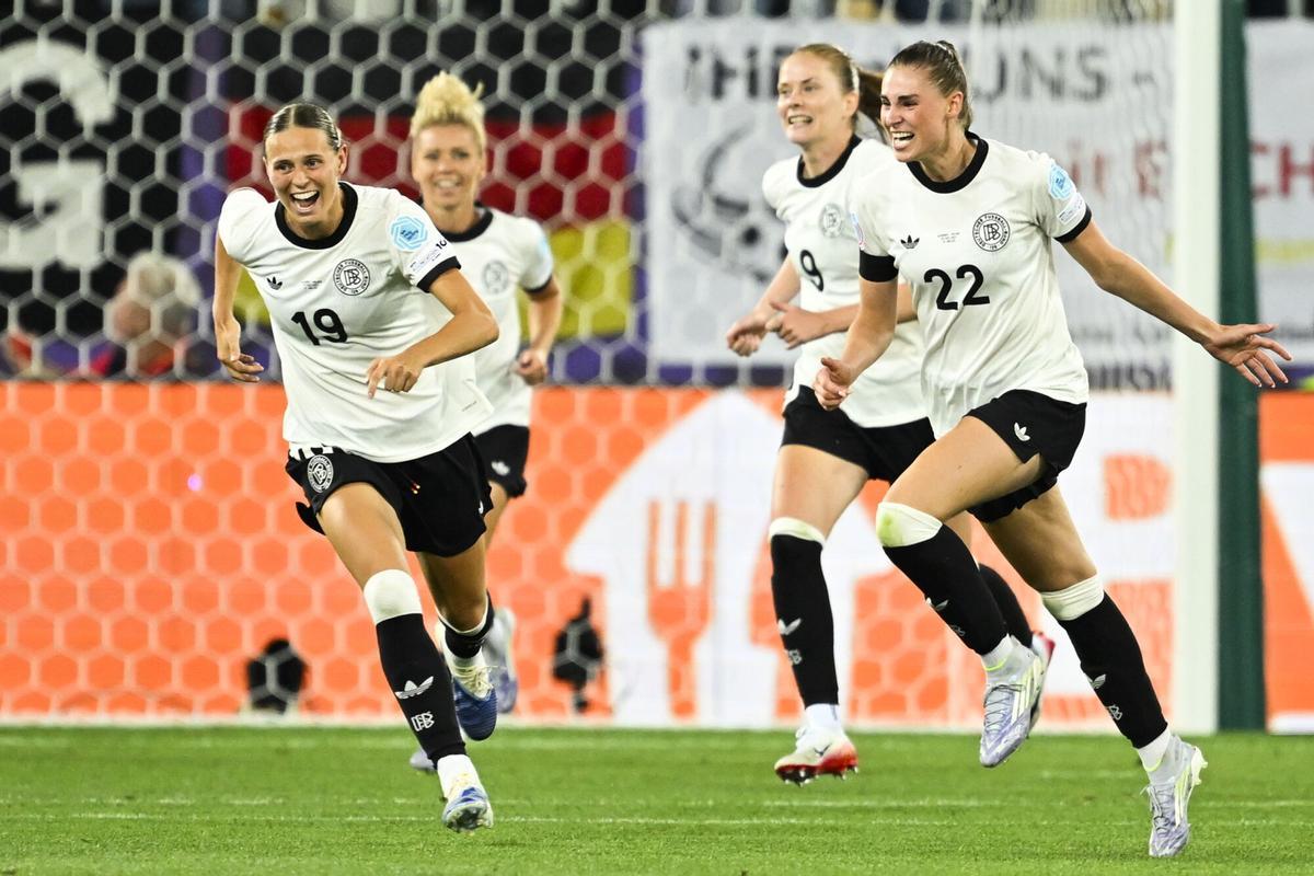 Las jugadoras de la selección alemana celebran el tanto de Brand ante Polonia.