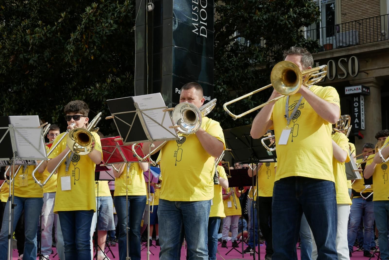 Más de 230 instrumentistas de metal tocan en la plaza del Pilar