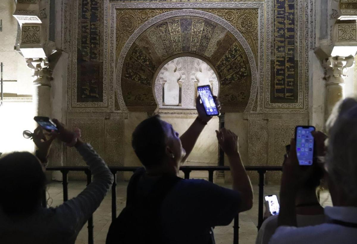 Tomando imágenes en el Mirhab de la Mezquita.