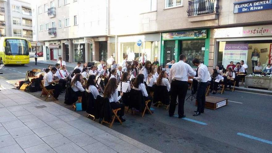 Actuación de la Banda de Vilatuxe en la calle D