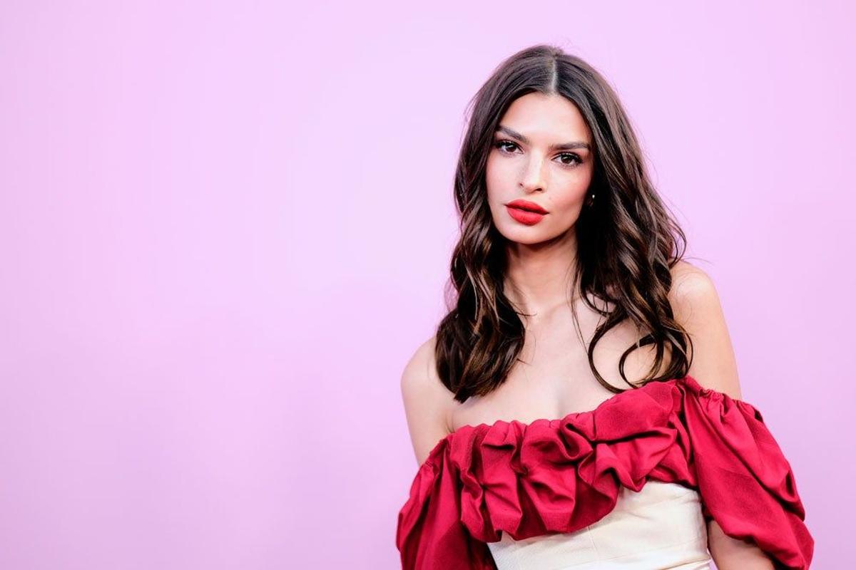 Emily Ratajkowski, labios rojos protagonistas