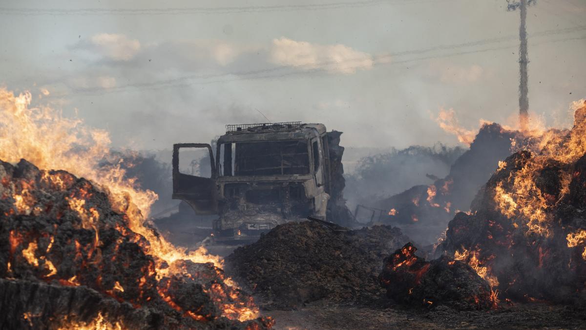 Carroceta de la Junta calcinada en el incendio originado en Lober de Aliste.