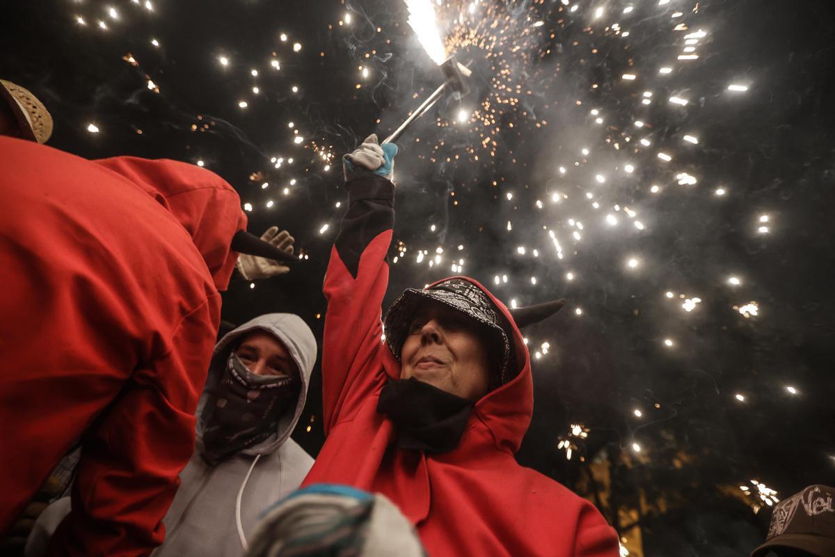 Los diables incendian el Passeig de Gràcia durante el correfoc de la Mercè.