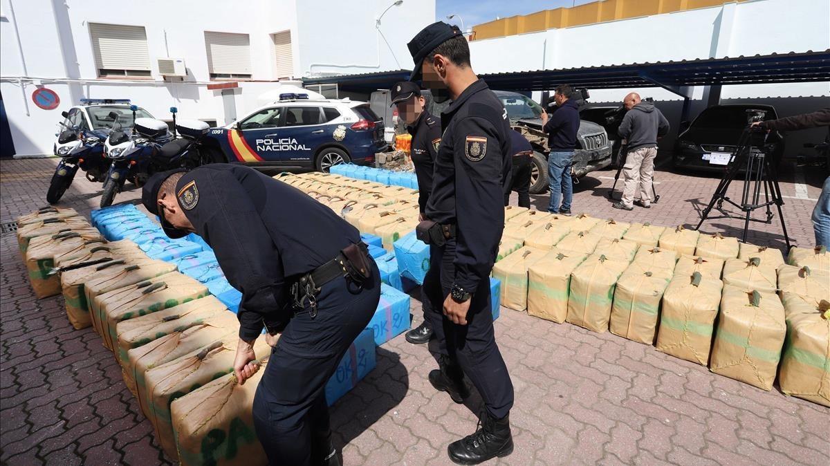 Miembros de la Policía Nacional exponen las ocho toneladas de hachís incautadas tras un tiroteo en Algeciras. 