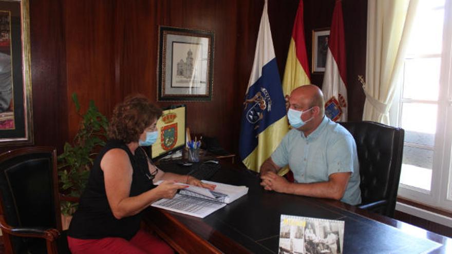 La concejala María Concpeción Cabrera y el alcalde, José Domingo Regalado.