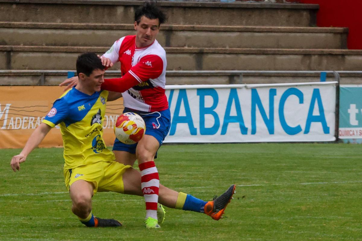 Las imágenes del derbi de O Salnés entre Arosa y Cambados en A Lomba