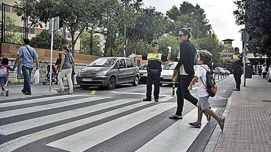 Foto de archivo de un policÃ­a regulando el paso de peatones.