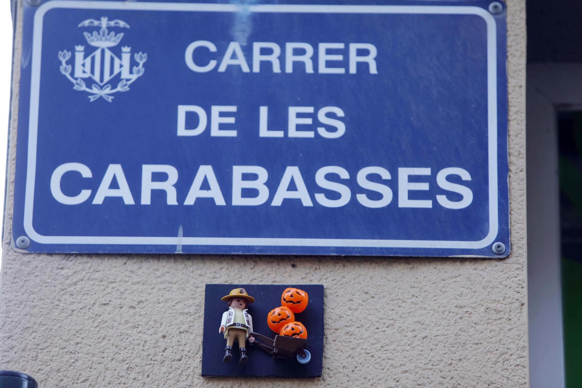 Figuras de Playmobil adornan las placas de calles en el centro de València