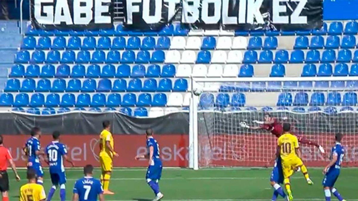 Messi envió el balón al palo