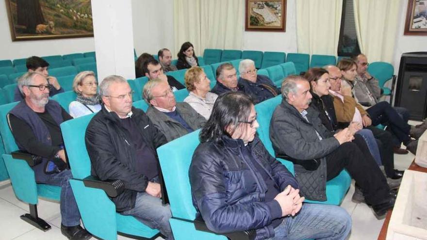 Los alcaldes de los municipios de la Raya, en la asamblea celebrada en la noche del viernes.