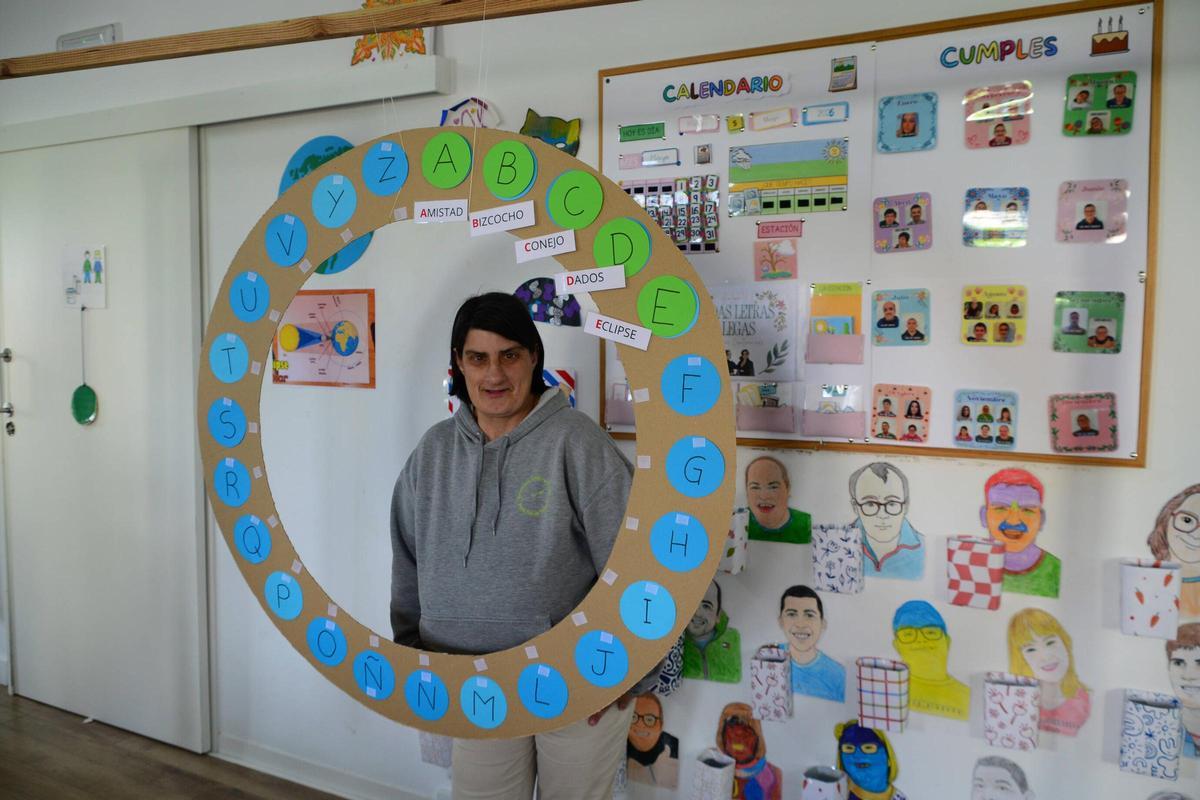 Una usuaria de Aspamsim en el tallercon el rosco de Pasapalabra.